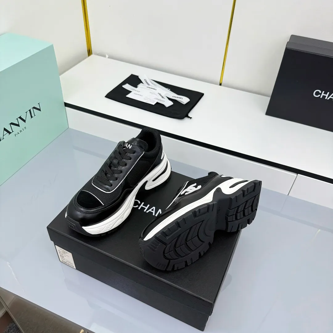 👟👟Ex-factory price 700👟👟 Chanel casual small leather shoes ~ original calfskin panda shoes Chanel 25C latest hot style panda black and white sports shoes casual sneakers small fragrance hot item classic black and white panda color coco girls must pay for it Fabric: original customized first-layer cowhide Inner: original imported breathable mesh lining Outsole: Original molded rubber + TPU combination Size: Women's 35-41